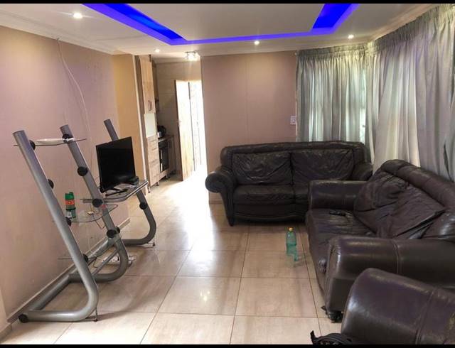 4 BEDROOM HOUSE FOR SALE IN THE ORCHARDS